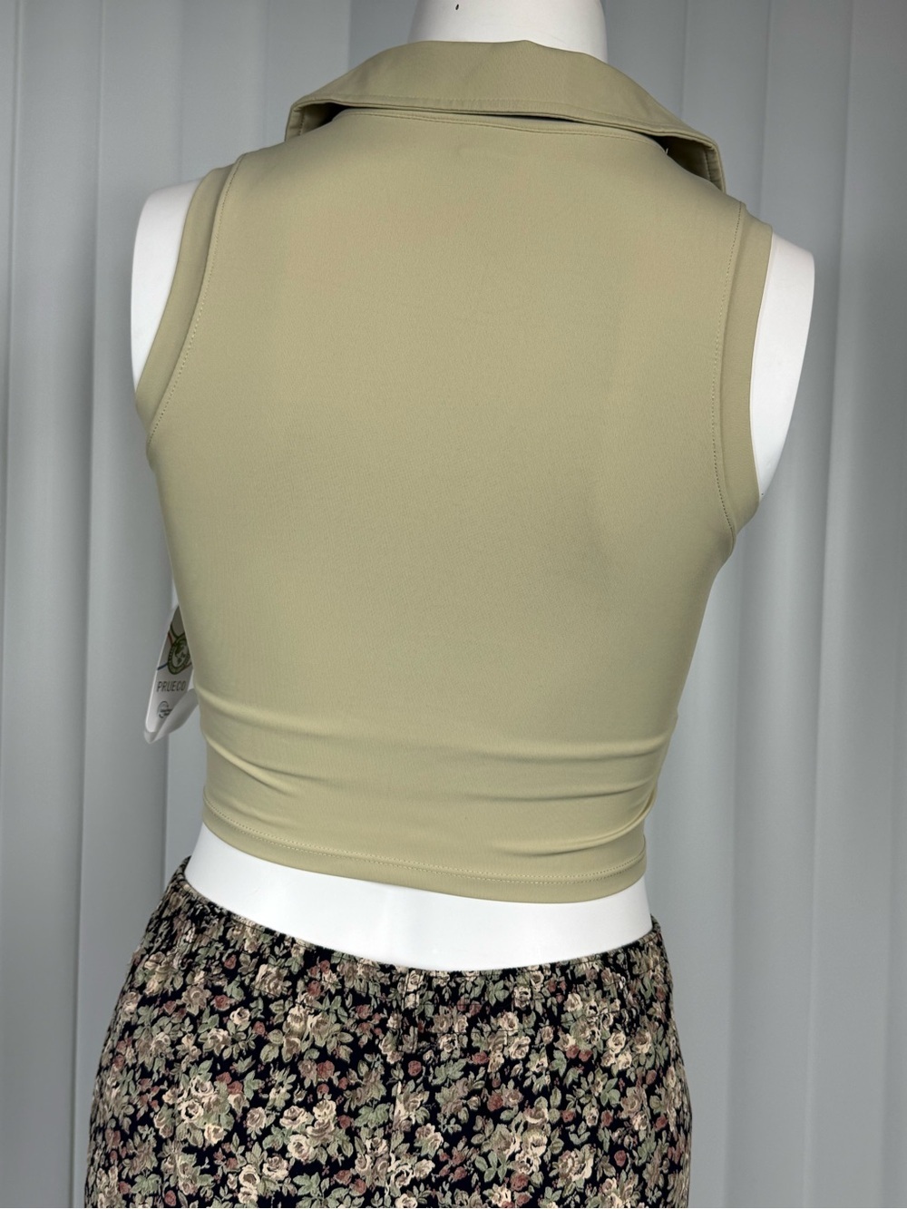 Mono B Sage Green Collared Athletic Crop Tank Top Built-In Shelf Bra Small - Picture 10 of 12